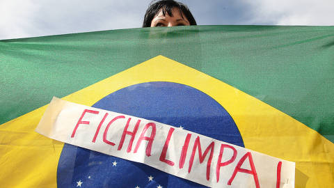 BRASÍLIA, DF - 15.02.2012:  - Manifestantes fazem protesto favorável à aprovação da Lei da Ficha Limpa, em frente ao STF (Supremo Tribunal Federal), durante o julgamento sobre a constitucionalidade da Lei, no plenário da corte, nesta quarta-feira. (Foto: Sérgio Lima/Folhapress)