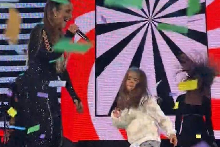 Vídeo: Filha de Ivete Sangalo dança ao lado da mãe e manda beijinhos para a plateia em show