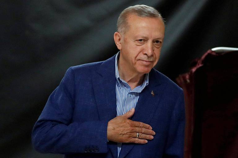 Erdogan, há 20 anos no poder, é reeleito em pleito histórico na Turquia