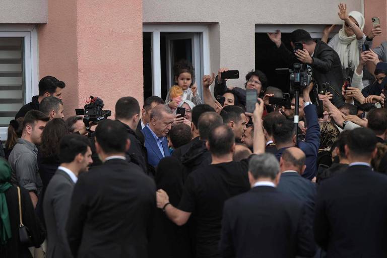 Erdogan distribui dinheiro a apoiadores em dia de 2º turno acirrado na Turquia