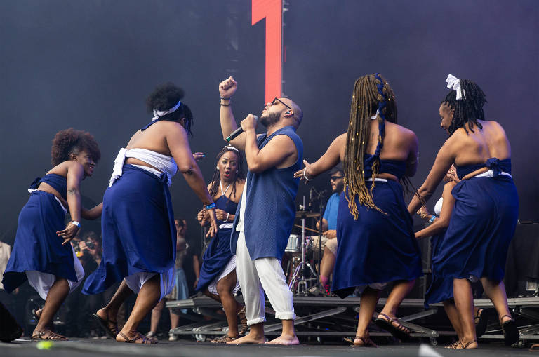 Grupo Filhos da Bahia com o cantor Zaia  se apresentam com dançarinas  no palco do Anhagabaú