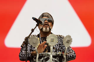 Arquivo Virada Cultural 2023:  Carlinhos Brown se apresenta como musico convidado do grupo  Filhos da Bahia   no palco do Anhagabau no Viaduto do Cha