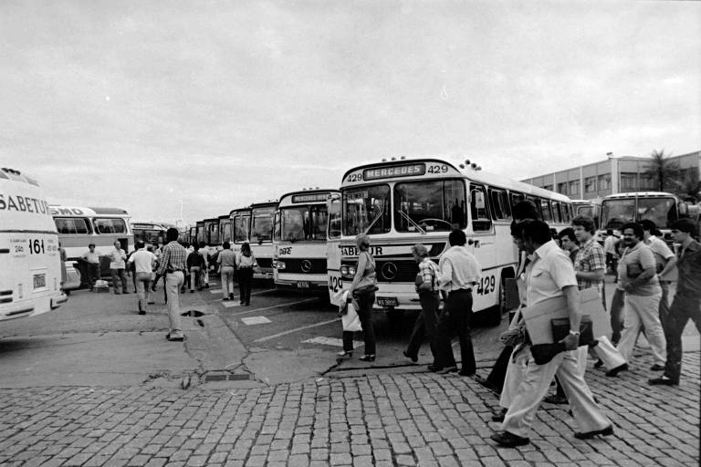 Operários passam em frente a ônibus da Mercedes Benz, durante greve da montadora