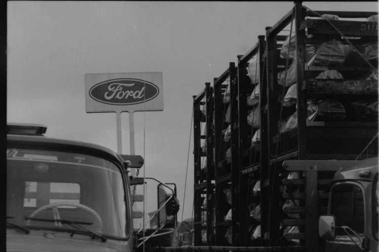 Caminhão com partes de veículos parado durante greve da Ford, em 1981