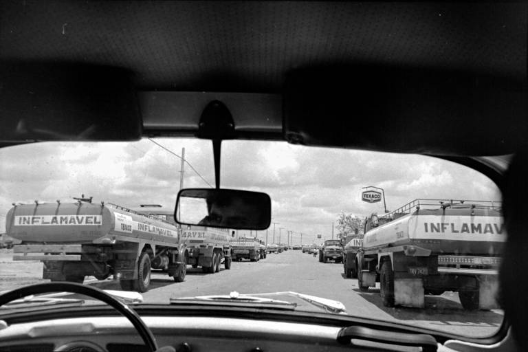 Caminhões tanques parados durante greve dos motoristas, nos anos 1980