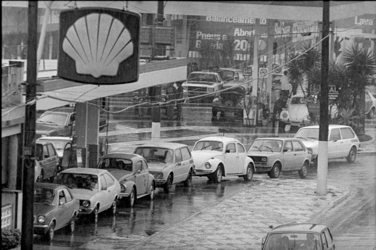 Motoristas fazem fila para abastecer durante greve dos tanqueiros, em 1981