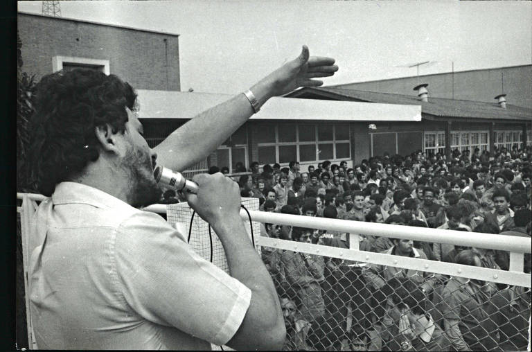 Sindicalista fala durante assembléia que discute greve na Scania Vabis do Brasil, nos anos 1980