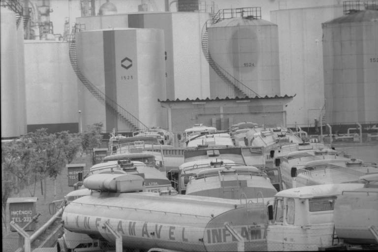 Caminhões tanques parados em refinaria durante greve dos tanqueiros