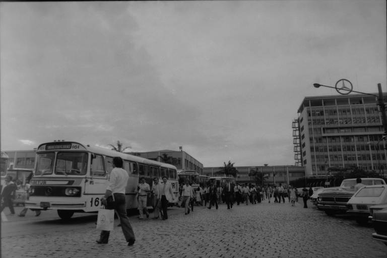 Operários caminham em pátio da Mercedes durante greve em 1981