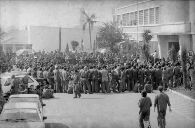 Operários em greve na Ford, em São Bernardo do Campo, na ditadura