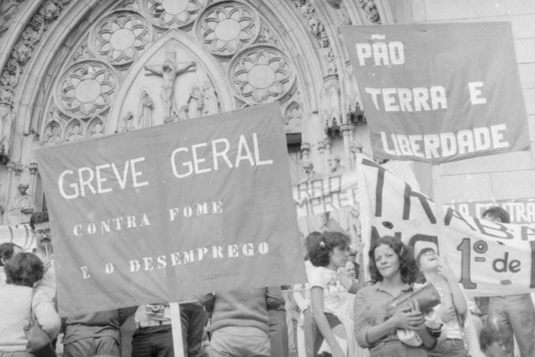 Grevistas protestam no começo dos anos 1980