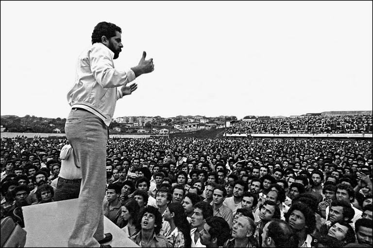 Luis Inácio Lula da Silva em assembleia de metalúrgicos do ABC Paulista, em 1979; movimento sindicalista foi pilar do Partido dos Trabalhadores e hoje luta para se readequar 