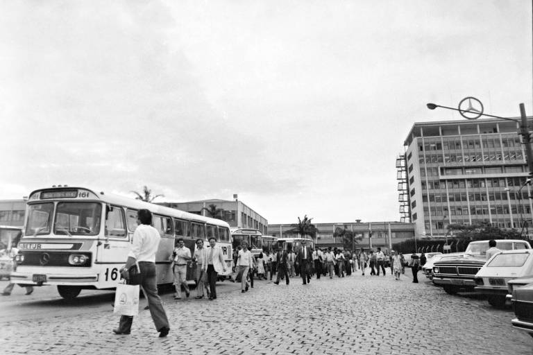 Operários caminham em pátio da Mercedes durante greve em 1981