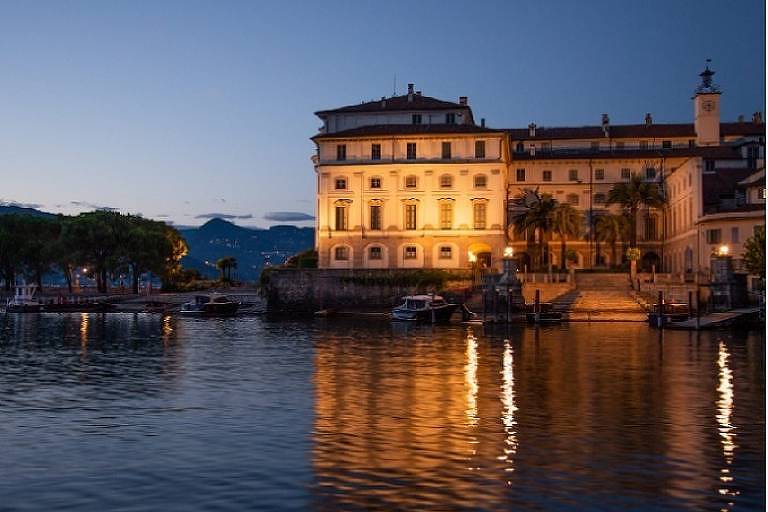 Vista parcial do Regina Palace Hotel às margens do Lago Maggiore, em Milão