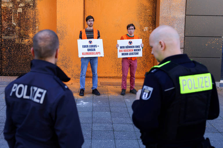 Ecoativistas na Europa trocam sopa e purê por tinta e atraem ira das autoridades