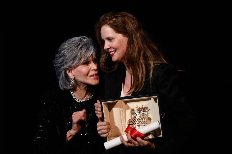 Jane Fonda joga prêmio na cabeça de cineasta vencedora Festival de Cannes