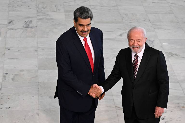O ditador da Venezuela, Nicolás Maduro, e o presidente Luiz Inácio Lula da Silva se cumprimentam no Palácio do Planalto, em Brasília