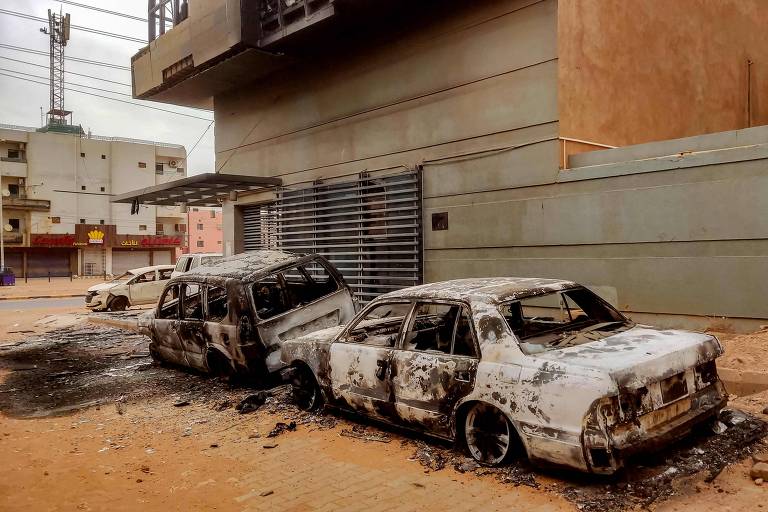 Veículos destruídos na região de Cartum, a capital do Sudão