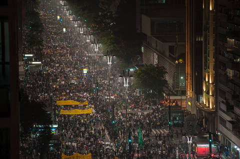 SÃO PAULO, SP, BRASIL, 20-06-2013: País em Protesto: cerca de 110 mil pessoas fazem manifestação contra o aumento da tarifa do transporte coletivo, na avenida Paulista em São Paulo (SP). (Foto: Avener Prado/Folhapress, COTIDIANO)