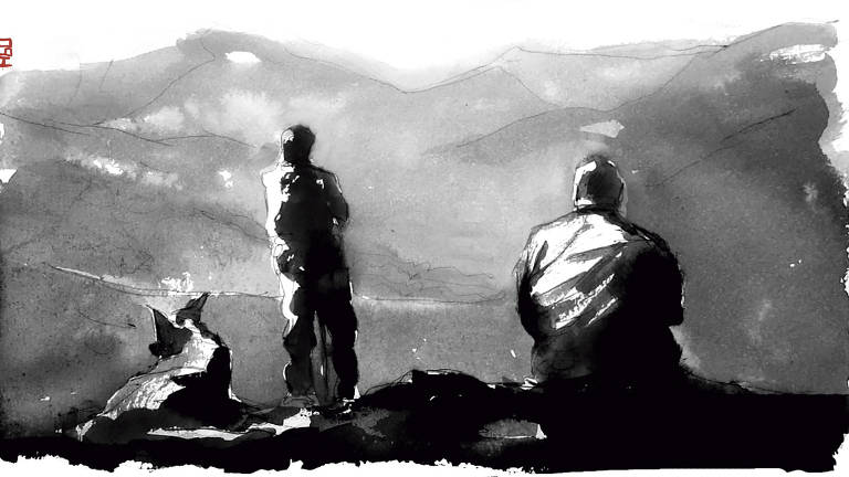 Dois homens e um cão em silhueta contemplam a vista bucólica de montanhas