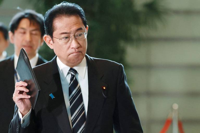 Premiê do Japão demite filho de cargo no governo após festa em residência oficial