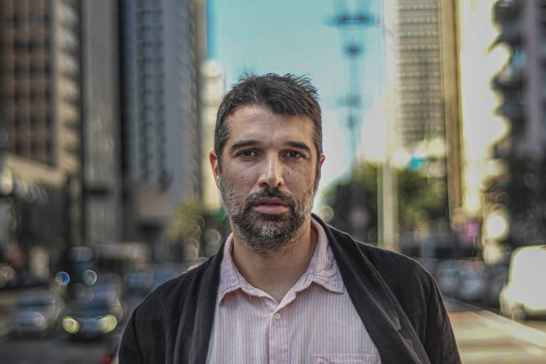 Bruno Torturra, que tem o canal do Youtube Estúdio Fluxo, é editor-chefe do programa Greg News e colabora com organizações voltadas à proteção do ambiente e dos povos indígenas