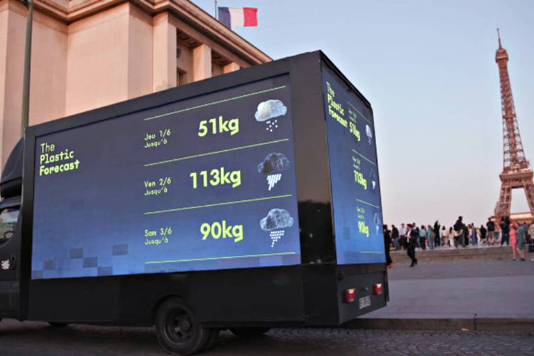 Caminhão com telão do projeto Plastic Forecast mostra previsão de "chuva de plástico" em Paris nas proximidades da Torre Eiffel durante semana de debate sobre acordo para redução de resíduos plásticos no mundo