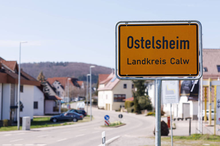 Ostelsheim é um vilarejo de 2.700 habitantes, localizado nas colinas onduladas da região da Floresta Negra, no sudoeste da Alemanha