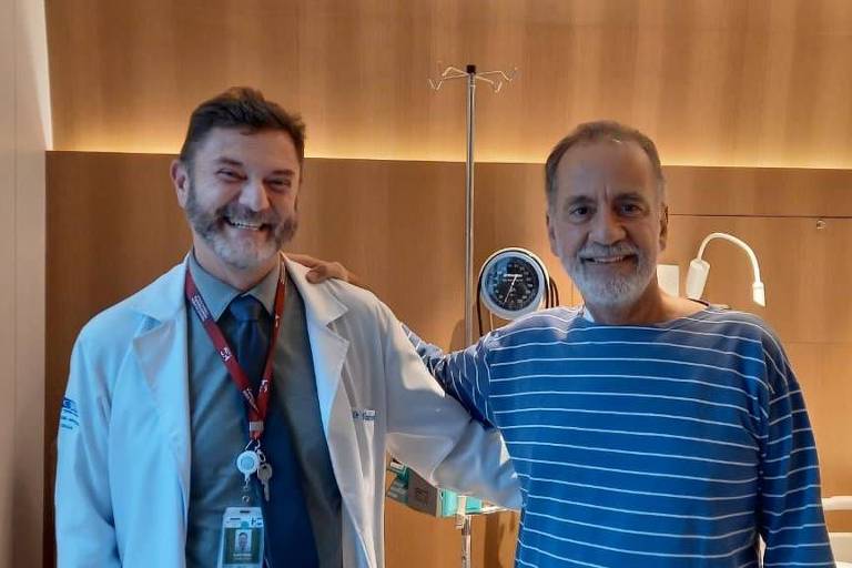 Paciente tem remissão total do câncer após terapia com células CAR-T modificadas no Centro de Terapia Celular em São Paulo; à esquerda, o médico Vanderson Rocha, responsável pelo procedimento, e à direita, Paulo Peregrino, paciente em tratamento contra linfoma não Hodgkin