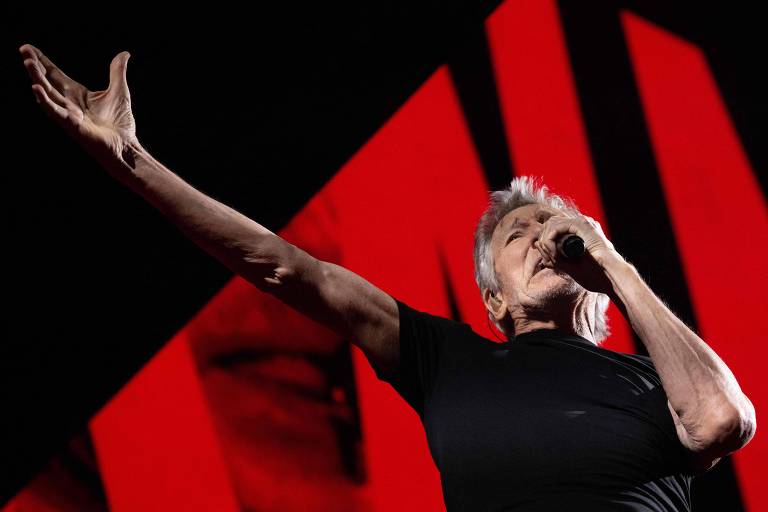 Roger Waters afirma que roupa supostamente nazista usada em show é uma 'oposição ao fascismo'