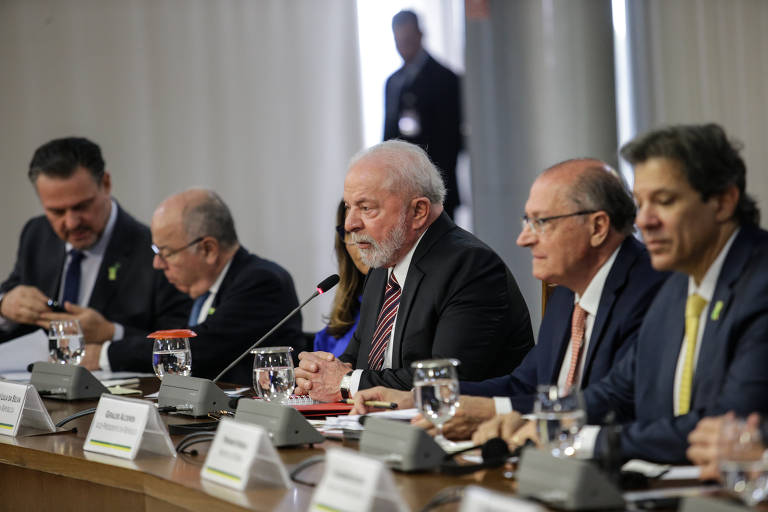 Os ministros Mauro Vieira (Relações Exteriores), Geraldo Alckmin (Desenvolvimento) e Fernando Haddad (Fazenda) ao lado de Lula durante encontro com Maduro
