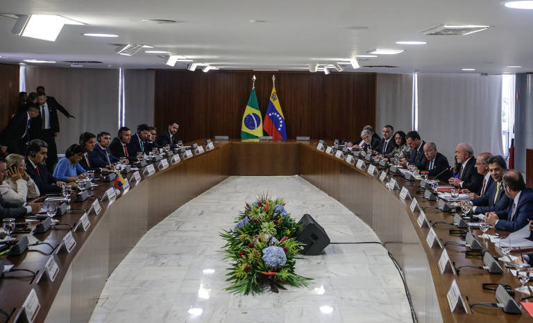 Integrantes das duas comitivas durante reunião no Palácio do Planalto, em recepção oferecida a poucos chefes de Estado que vieram ao Brasil desde a sua posse, em 1º de janeiro