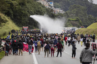 Indígenas guaranis paralisam a rodovia dos Bandeirantes, em São Paulo