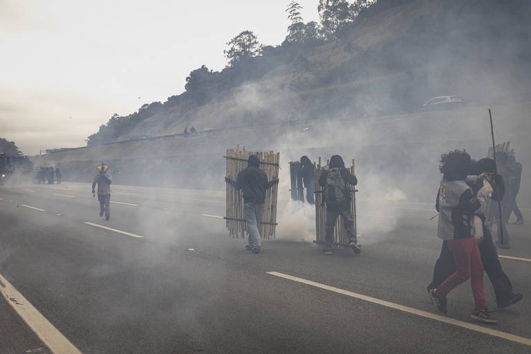 Indígenas Guaranis protestam contra a votação do marco temporal