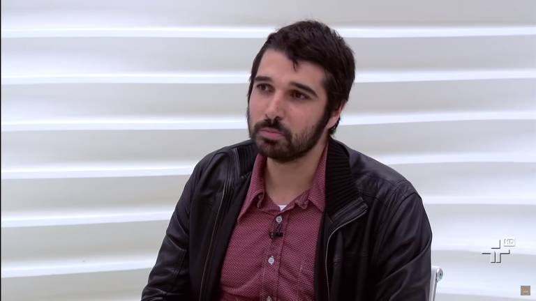 Bruno Torturra durante entrevista ao programa Roda Viva em 2013; ele deixou a Mídia Ninja meses após os protestos para se dedicar a um projeto próprio, o Estúdio Fluxo