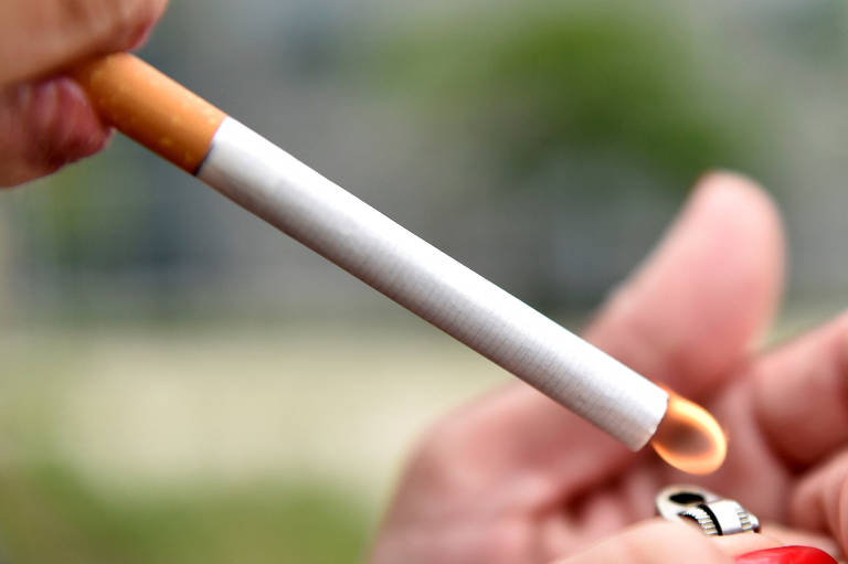 Especialistas alertam para os riscos do hábito, já que a presença de nicotina e alcatrão nesse produto é maior do que no cigarro convencional.