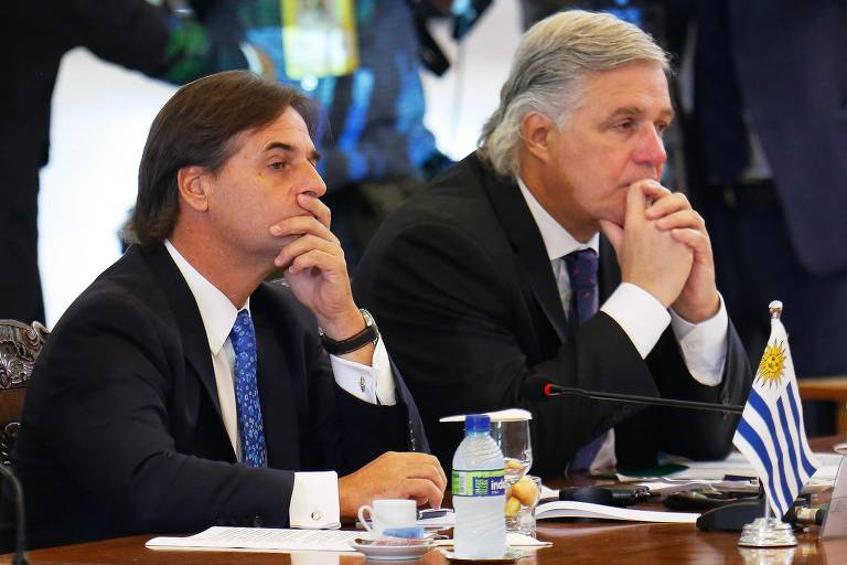 O presidente uruguaio, Luis Lacalle Pou, participa de encontro com líderes sul-americanos ao lado de seu chanceler, Francisco Bustillo