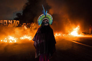 Indígenas guaranis paralisam a rodovia dos Bandeirantes, em São Paulo