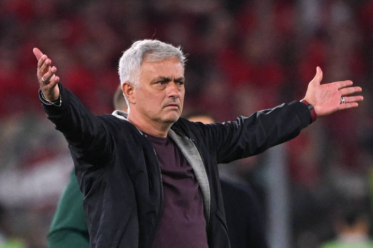 José Mourinho gesticula para seus jogadores na semifinal entre Roma e Bayer Leverkusen
