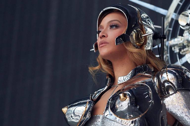 Beyoncé canta Tina Turner em espetáculo futurista da nova turnê 'Renaissance'