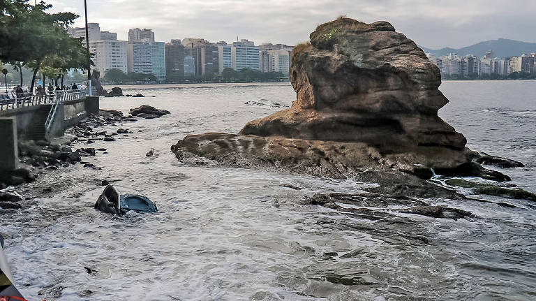 Carro que caiu na Baía de Guanabara é resgatado em Niterói