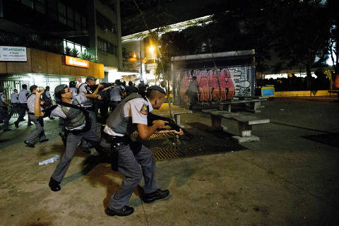 SÃO PAULO, SP, BRASIL, 06-06-2013: País em Protesto: policiais militares tentam conter manifetação contra o aumento da tarifa de ônibus, na venida Paulista, em São Paulo (SP). (Foto: Fabio Braga/Folhapress, COTIDIANO).