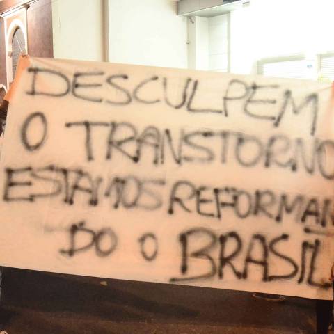 SAO CAETANO DO SUL, SP, 19 de junho 2013- Manifestacao contra o aumento da passagem de onibus em Sao Caetano do Sul reuniu mais de 2mil pessoas na Av Goias em Sao Caeyano do Sul no ABC    ADRIANO LIMA / BRAZIL PHOTO PRESS). *** PARCEIRO FOLHAPRESS - FOTO COM CUSTO EXTRA E CRÉDITOS OBRIGATÓRIOS ***