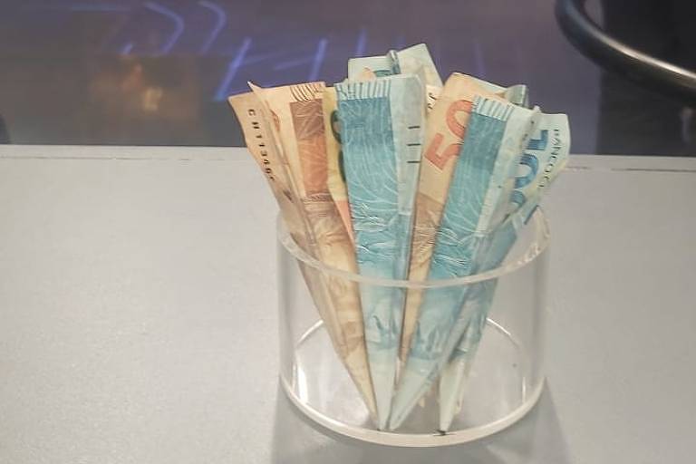 Cédulas de dinheiro no cenário do Programa Silvio Santos