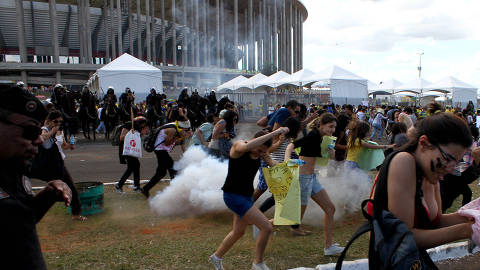 BRASÍLIA, DF, BRASIL, 15-06-2013: País em Protesto: manifestantes do grupo 