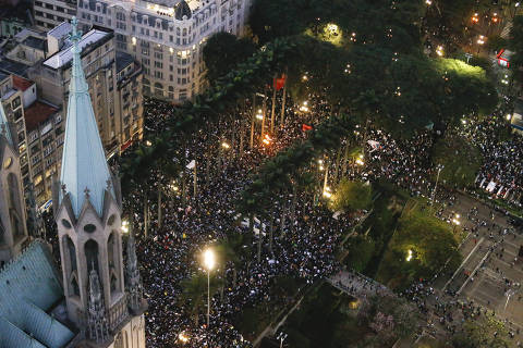 SÃO PAULO, SP, BRASIL, 18-06-2013: Brasil em  Protesto: Vista aérea de manifestantes concentrados na praça da Sé, durante protesto contra aumento da tarifa de ônibus, em São Paulo (SP). (Foto: Moacyr Lopes Junior/Folhapress, COTIDIANO)