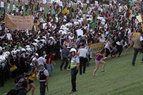 BRASILIA, DF,  BRASIL,  20-06-2013, 18h00: Manifestantes do Movimento Intitulado Acorda Brasilia fazem protesto em frente ao congresso nacional. (Foto: Andre Borges/Folhapress, PODER)