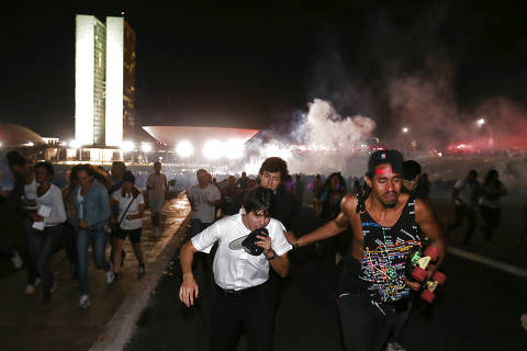 BRASÍLIA, DF, BRASIL, 20-06-2013: País em Protesto: Manifestantes são dispersados pela polícia, por gás lacrimogênio, durante protesto contra o aumento da tarifa de ônibus, em frente ao Congresso Nacional, em Brasília. (Foto: Sergio Lima/Folhapress, PODER)