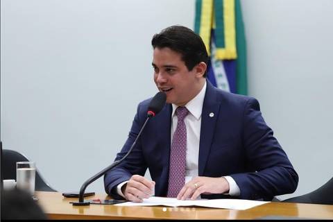 PF faz operação sobre fraude no CE com buscas na Câmara; deputado Júnior Mano é alvo