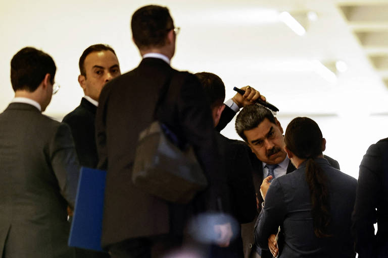 O ditador da Venezuela, Nicolás Maduro, arruma o cabelo antes de deixar o Palácio do Itamaraty, em Brasília